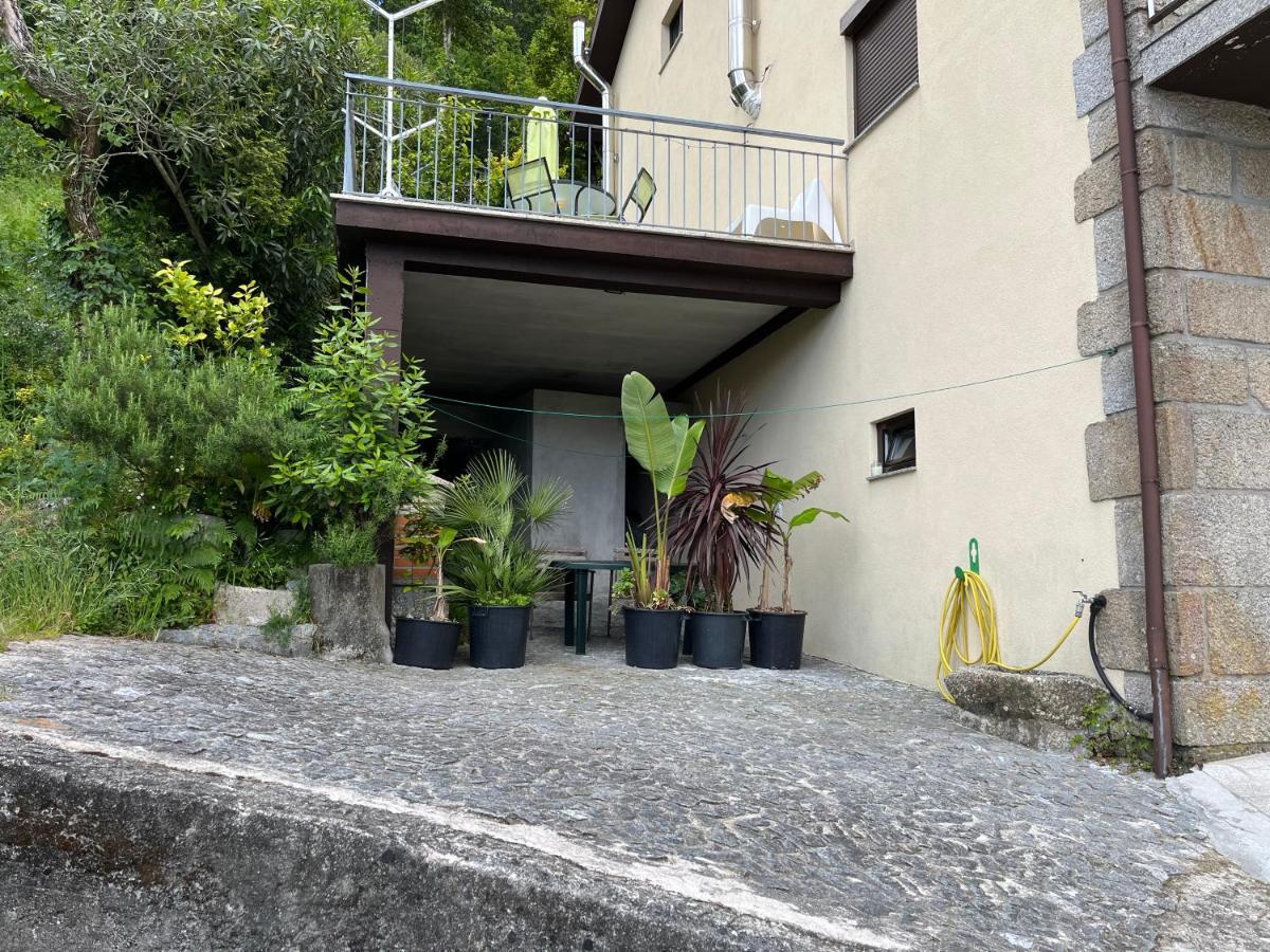 Casa de Casarelhos - T2 - Lareira com recuperador de calor para aquecimento - Vistas rio - Gerês Vila Exterior foto