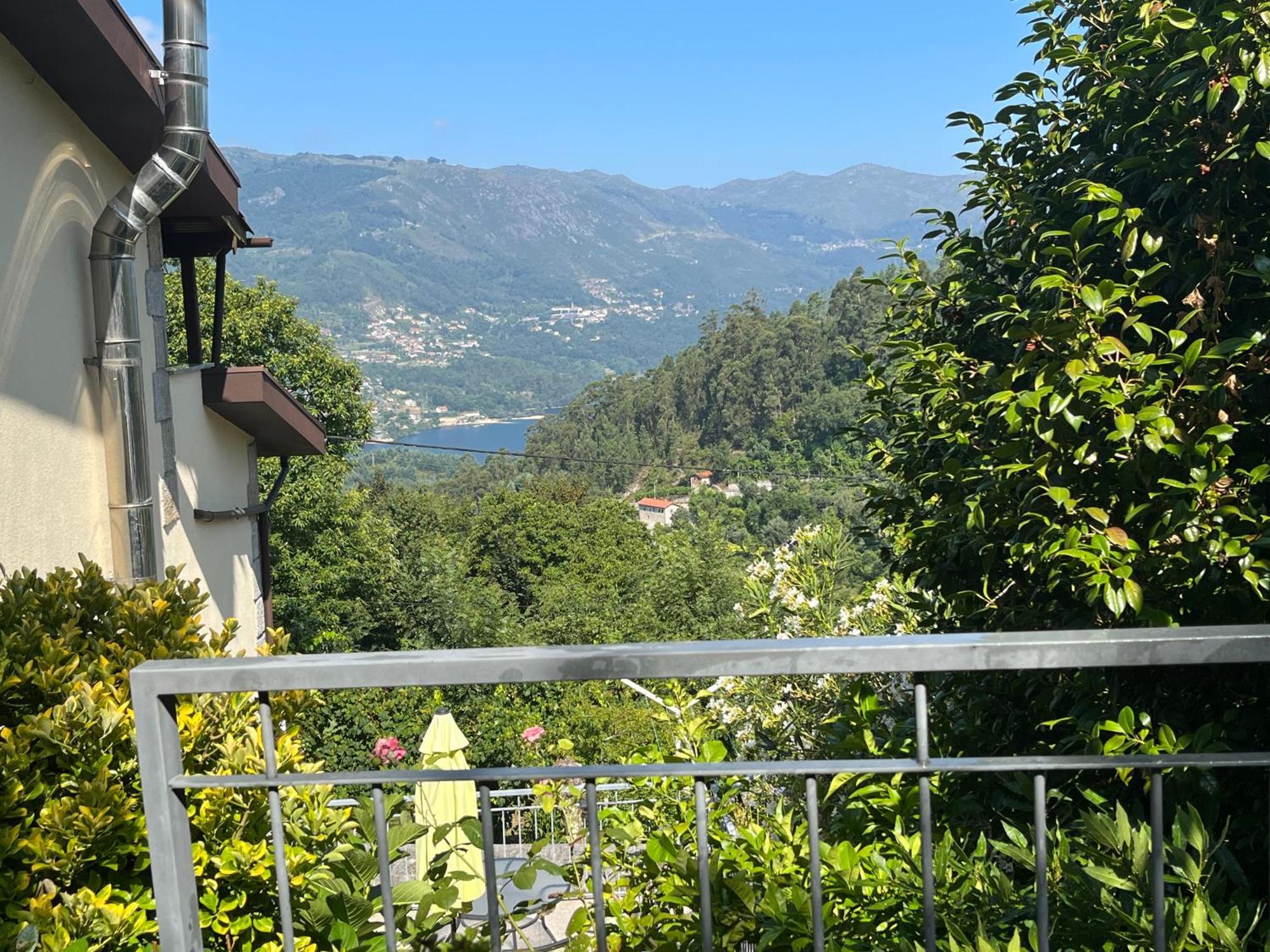 Casa de Casarelhos - T2 - Lareira com recuperador de calor para aquecimento - Vistas rio - Gerês Vila Exterior foto