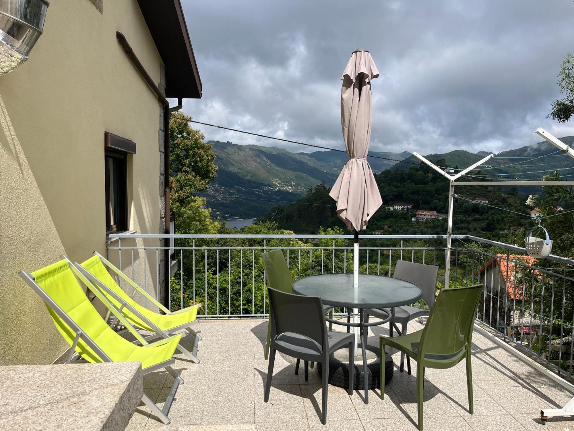 Casa de Casarelhos - T2 - Lareira com recuperador de calor para aquecimento - Vistas rio - Gerês Vila Exterior foto