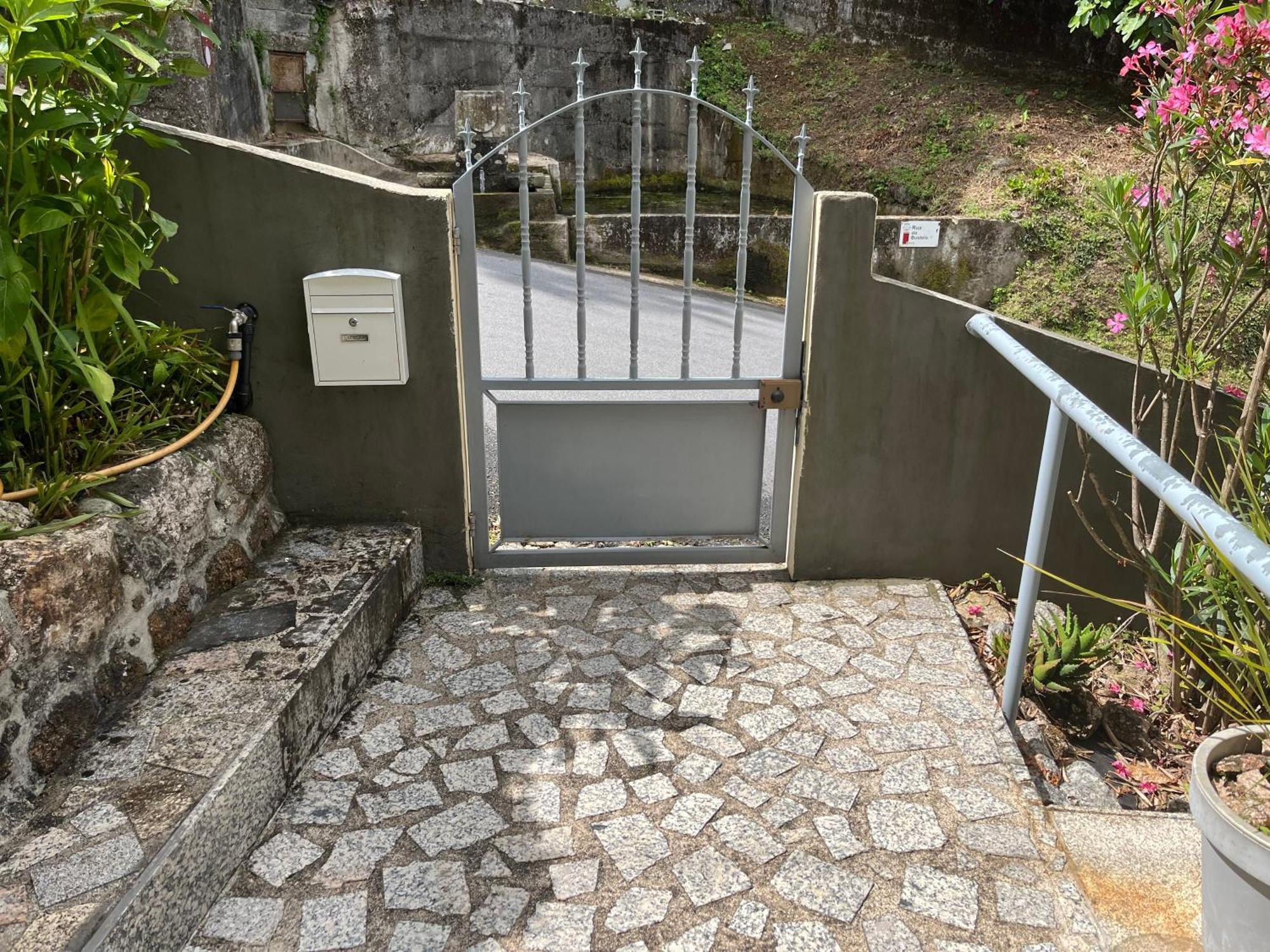 Casa de Casarelhos - T2 - Lareira com recuperador de calor para aquecimento - Vistas rio - Gerês Vila Exterior foto