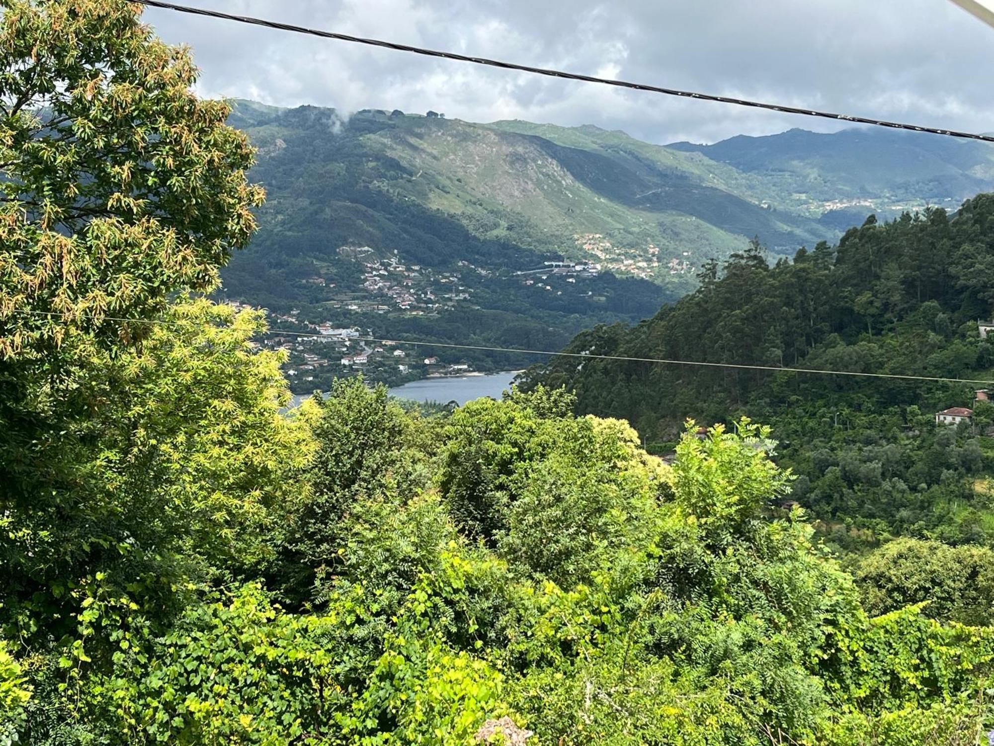 Casa de Casarelhos - T2 - Lareira com recuperador de calor para aquecimento - Vistas rio - Gerês Vila Exterior foto