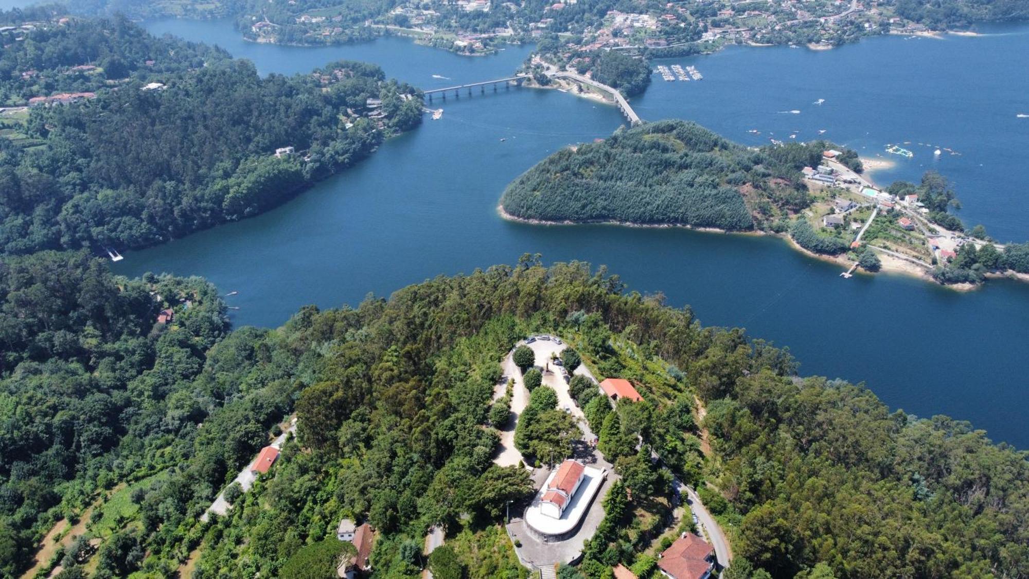 Casa de Casarelhos - T2 - Lareira com recuperador de calor para aquecimento - Vistas rio - Gerês Vila Exterior foto