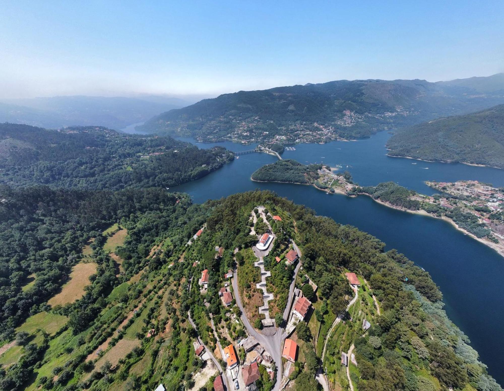 Casa de Casarelhos - T2 - Lareira com recuperador de calor para aquecimento - Vistas rio - Gerês Vila Exterior foto