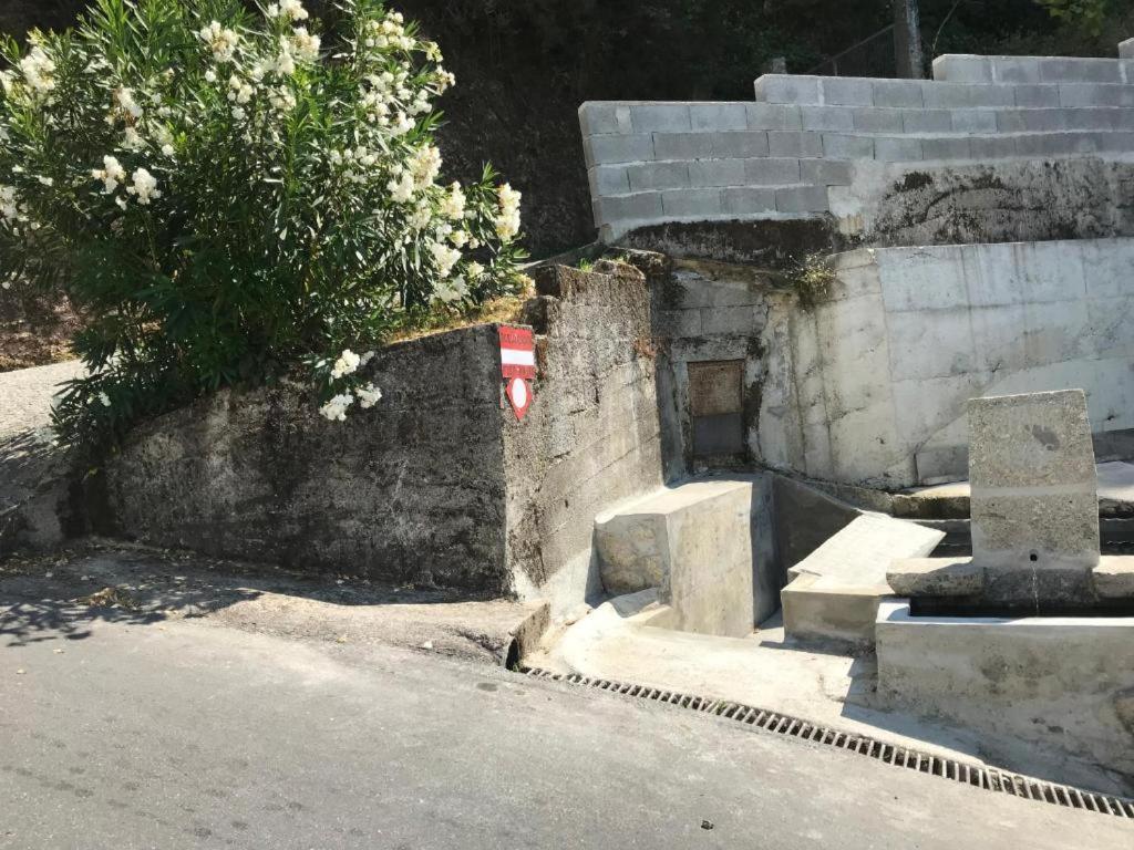 Casa de Casarelhos - T2 - Lareira com recuperador de calor para aquecimento - Vistas rio - Gerês Vila Exterior foto